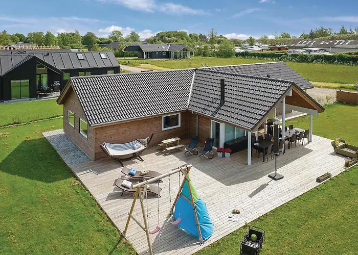 Дом отдыха Four-bedroom In *